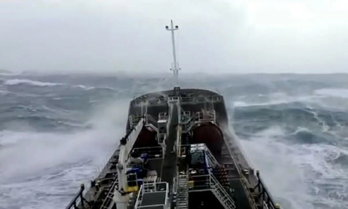 Включи северный шторм. Супертанкер в шторм. Северная Атлантика шторм корабли. Бискайский залив волны убийцы. Шторм в Атлантике.