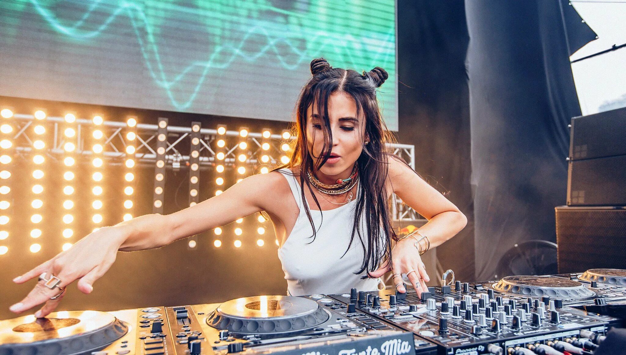 DJ juicy m 2021. Девушка диджей. Популярные девушки диджеи. Девушка диджей известная.