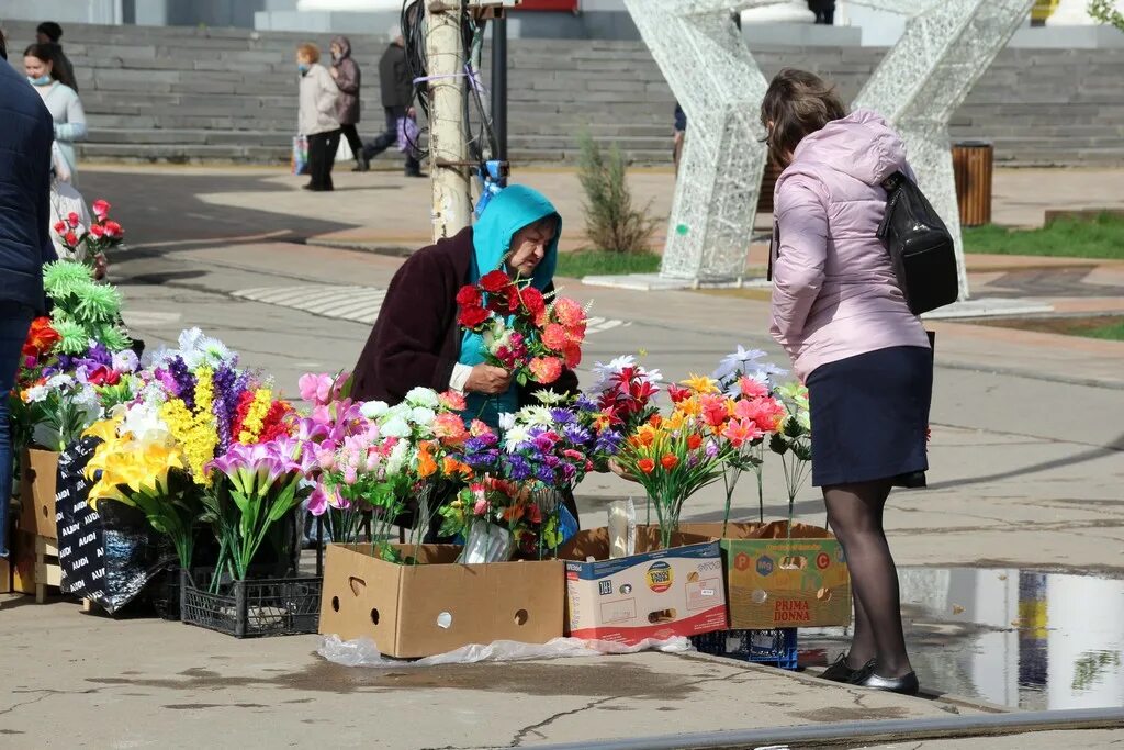 Радоница в саратовской области. Радоница на кладбище. Радоница в Брянске 2021. Радоница Саратовская область. Радоница гробки.