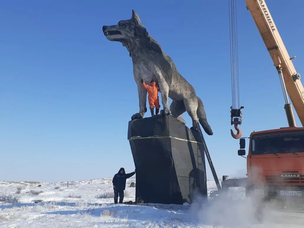 Самой большой волк в мире. Статуя волка в Казахстане. Самые большие волки в мире. Самый крупный волк в мире.