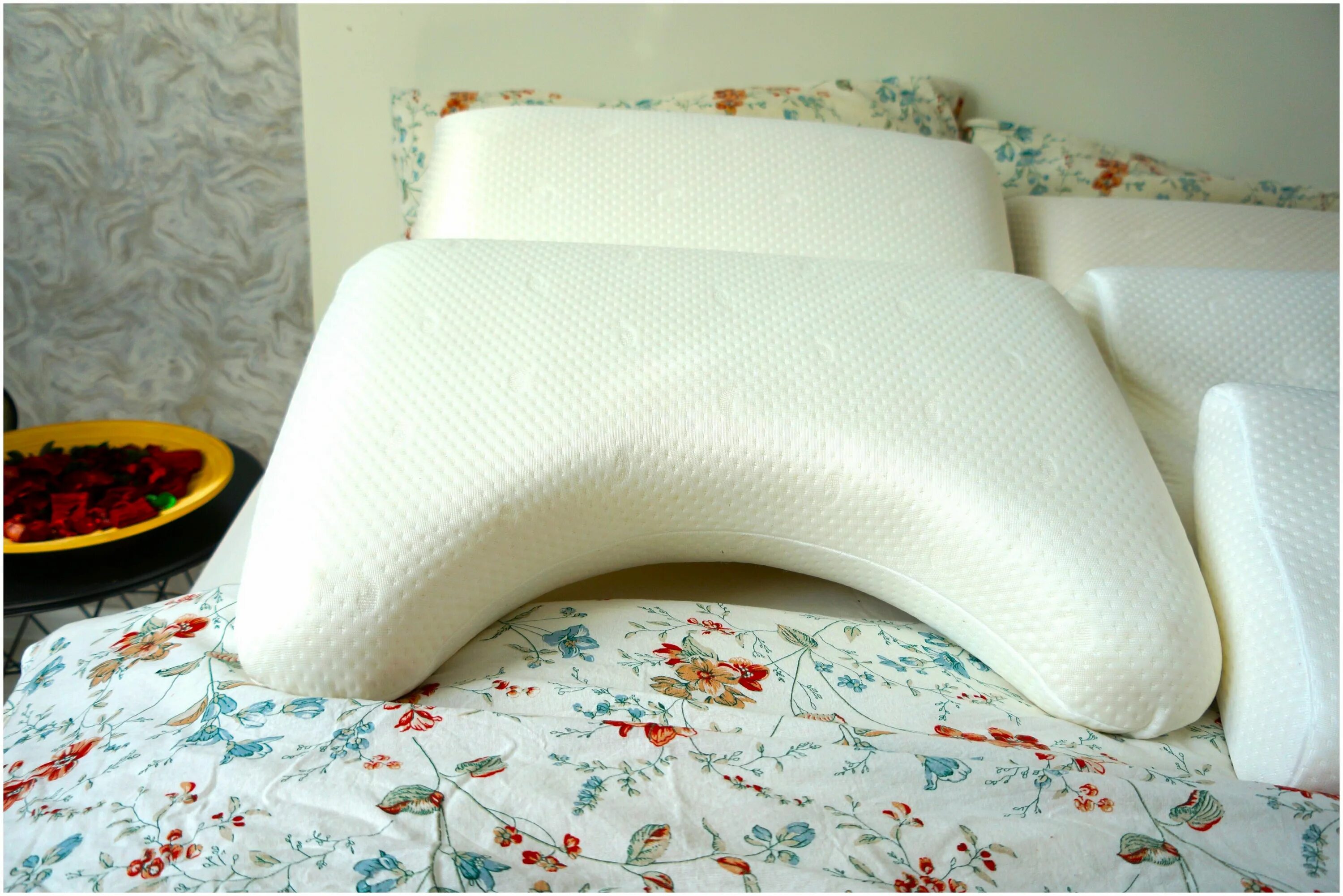 Ортопедическая подушка для сна купить в москве. Ортопедическая подушка для сна. Подушка с выемкой для плеча. Подушка с выемкой для лица. Подушка с выемкой под руку для сна.
