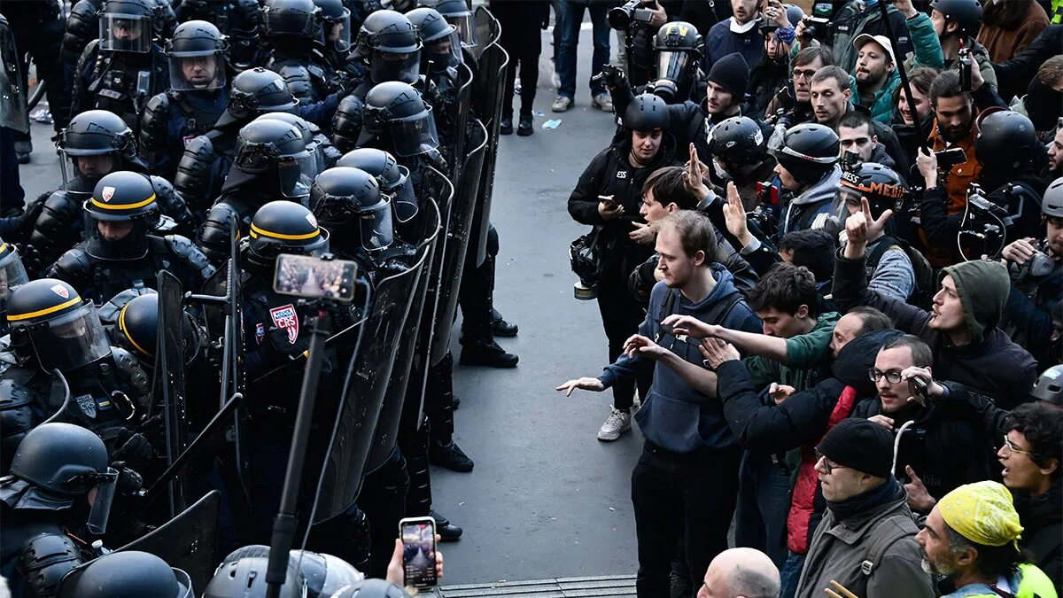 Митинги в париже. Протесты во Франции 2023. Массовые беспорядки во Франции 2023. Разгон демонстрации во Франции 2023. Митинги во Франции.