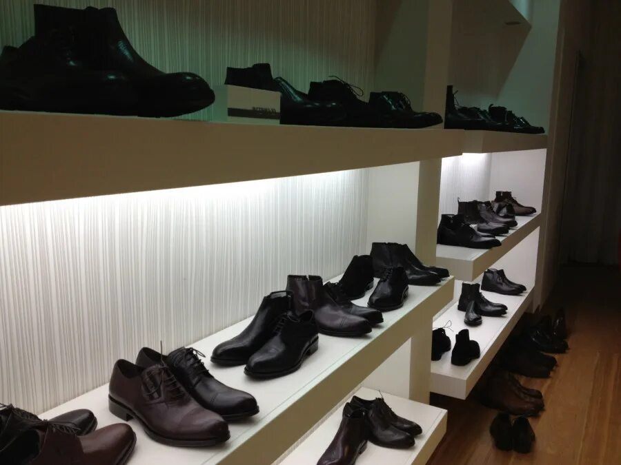 модный бутик. обувь эстетика. магазин итальянский одежда и обувь. бутик итальянской одежды milani. итальянская одежда и обувь.