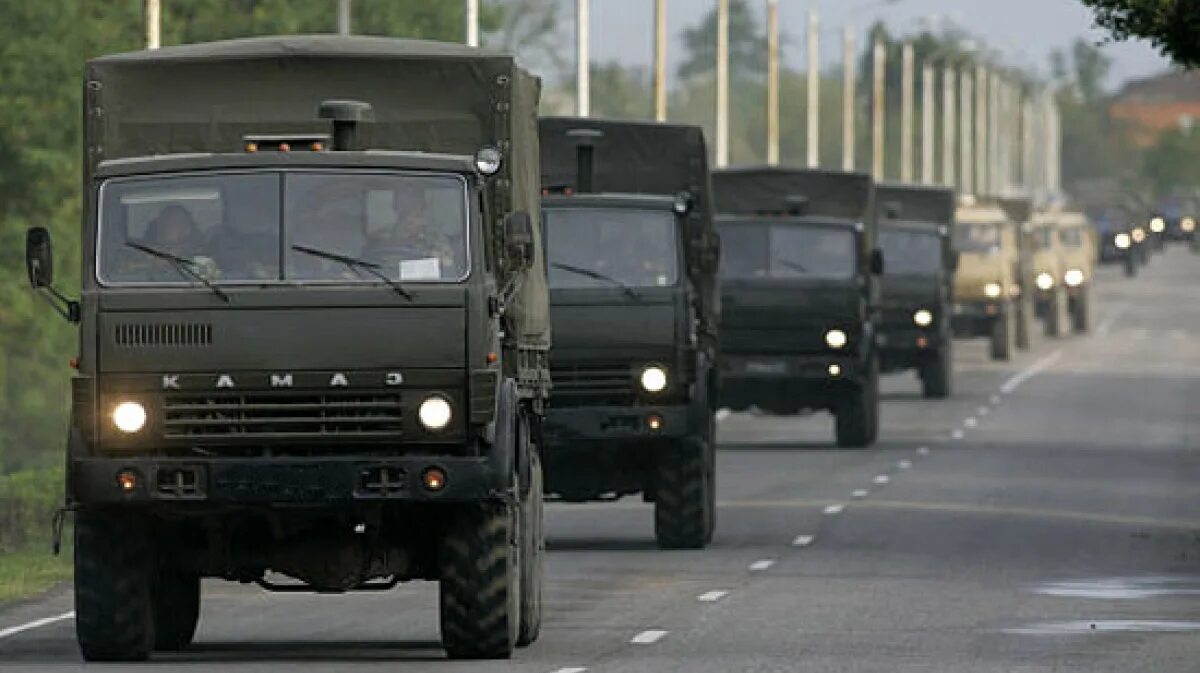 Колонна военной техники с буквой z. Колонна со срочниками попала. Солдаты в камазе. Рсзо 9к57 «ураган». Стрельба на полигоне в белгороде.
