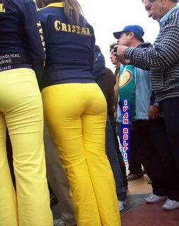 Hermosas chicas peruanas en pantalón apretado. 
