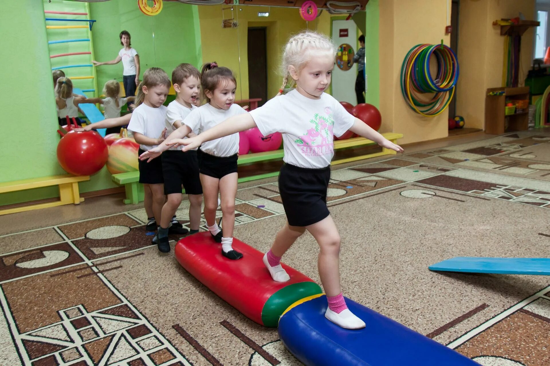 Физическое развитие в 3 года. Физкультурные занятия в детском саду. Занятия физкультурой в детском саду. Дети на занятии в детском саду. Дети на физкультуре в детском саду.