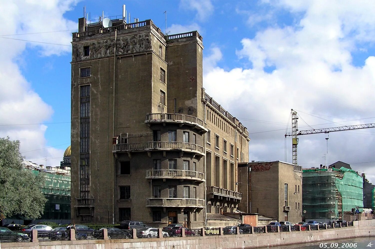 Конструктивизм жилой дом санкт-петербург. Конструктивизм в архитектуре санкт-петербурга. Конструктивизм в петербурге. Фабрика красное знамя санкт-петербург. Фабрика красное знамя санкт-петербург.