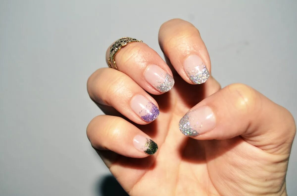Маник 2021. Маникюр с блестками. Маникюр нюдовый 2022 миндаль миндаль розовый. Овальные ногти с блестками. Маникюр на овальную форму с блестками.