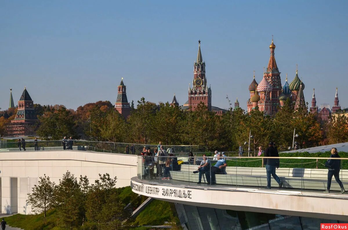 Московский следующий. Зарядье парк в Москве мост вид. Парк Зарядье вид с парящего моста. Вид с парящего моста в Зарядье. Смотровая площадка в парке Зарядье.