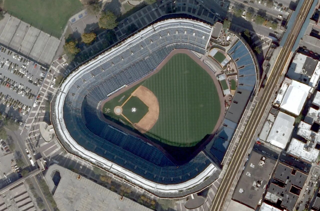 Yankee Stadium (1923). Yankee Stadium i. Стадион в Нью-Йорке. Форма стадиона. Форма стадиона имеет форму