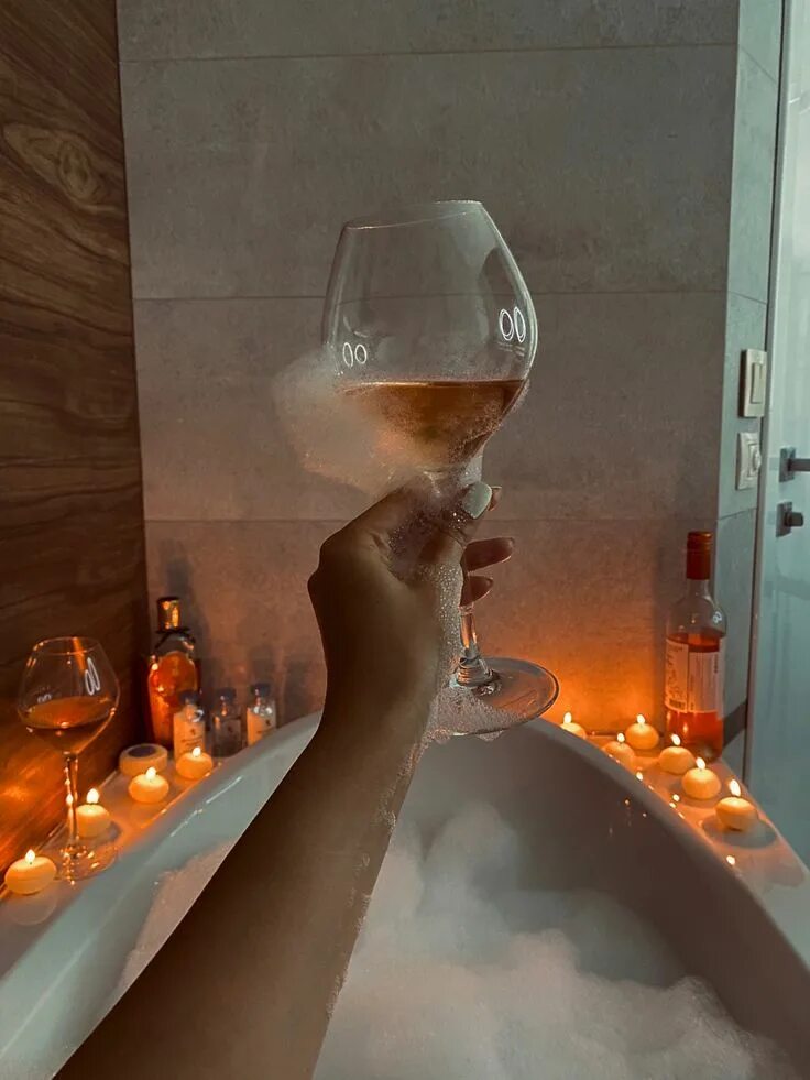 Ванна бокал вина. Ванна свечи шампанское. Девушка в ванной с бокалом. Ванна с пеной. В ванне с бокалом вина.