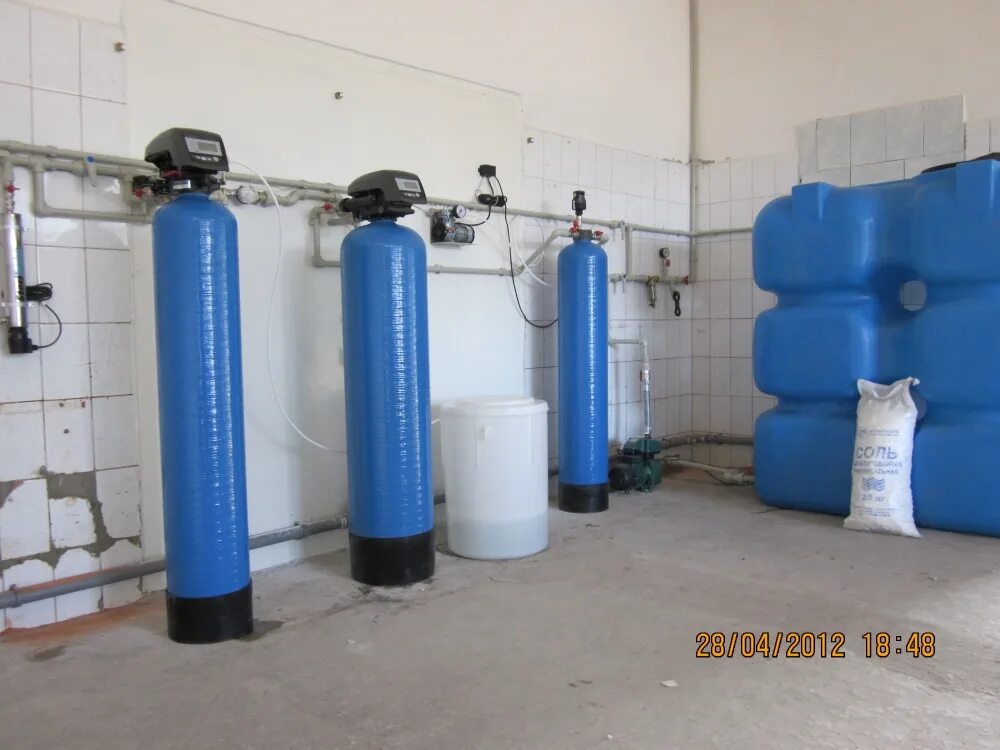 Вода после умягчения. Умягчение воды «Hydrotech STF 1665-9100 sem». Система обезжелезивания воды. Аквафор обезжелезивание воды. Автоматическая система обезжелезивания воды.