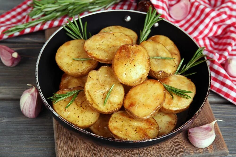 Картошка в кожуре на сковороде. Печеный картофель половинками. Половинка картошки. Картошка жареная половинками. Запекание картофеля половинками.