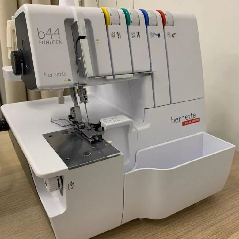 Оверлок бернина л460. Коверлок bernina вышивка шубы из овчины. Оверлок волгоград. Bernette b44. Bernina bernette funlock b44.