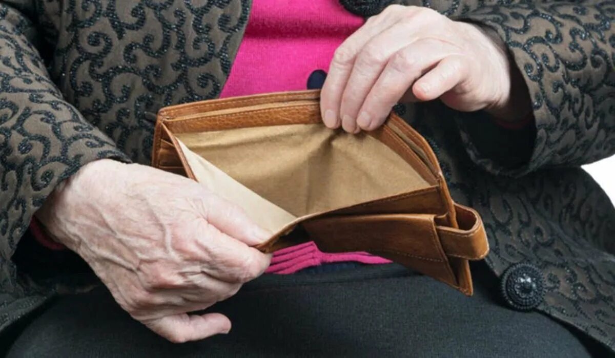 Пенсионерка с кошельком. Кошелек в руках пенсионерки. Бабушка с кошельком. Пенсионерка с пустым кошельком.