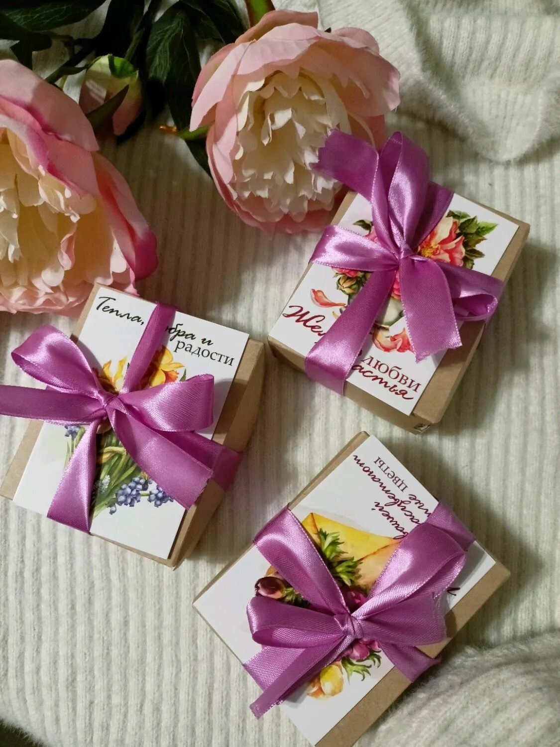 Новогодний комплимент подарок. Подарочный набор для женщин арома. Compliment подарочный набор женский. Подарки гостям на свадьбу. Подарочный комплимент.