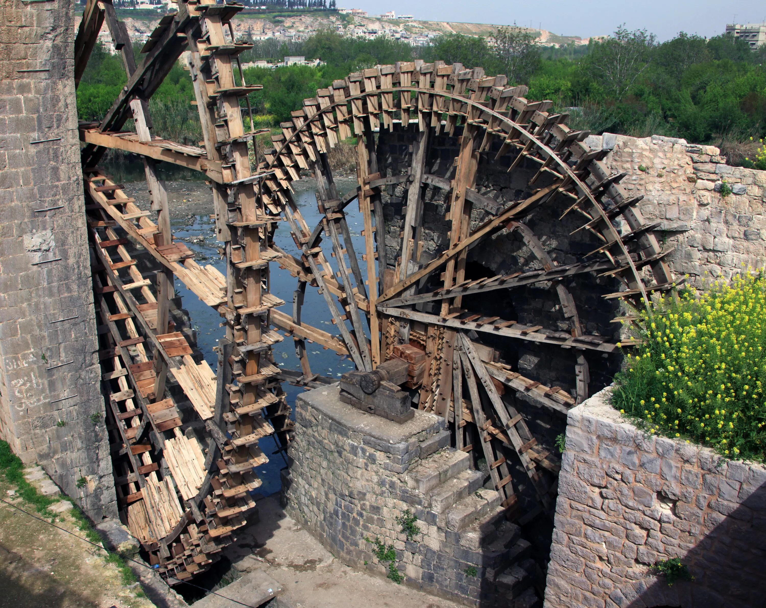 колесо екатерины пытка. колесо екатерины казнь. водяное колесо в реке арт. конструкция топчак. водоподъемное колесо чигирь.