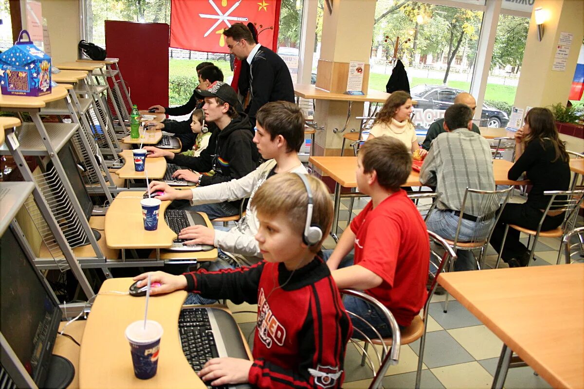 Школы без интернета. Интернет кафе. Подростки в интернет кафе. Школьники в компьютерном клубе. Интернет кафе в школе.