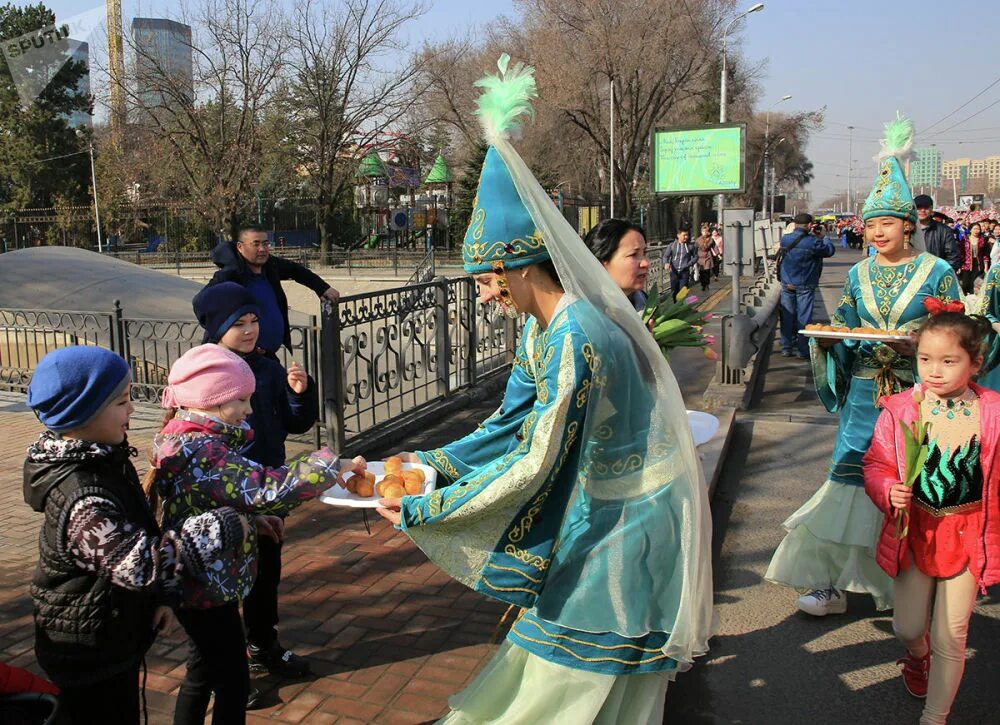 Праздник Наурыз в Казахстане. Празднование Наурыз в Алматы. С праздником Наурыз. Праздник весной в Казахстане.