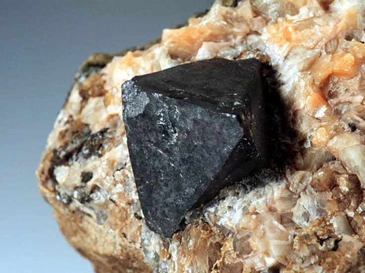 Руда урана сканворд. Урановая Смолка минерал. Уранинит минерал. Урановая смоляная обманка. Настуран минерал урана.
