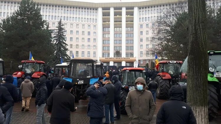 Новости молдовы сегодня за 24. Молдова протест фермеров. Трактор в центре Кишинева. Протесты в Молдове сейчас. Ситуация в Молдове на сегодняшний день.