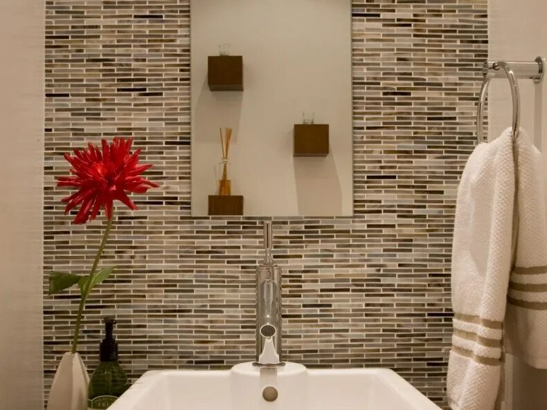 Комбинация плиток. Мозаика в ванной комнате. Плитка мозаика для ванной. Мозаичная плитка в ванну. Плитка в ванную комнату мозаика.