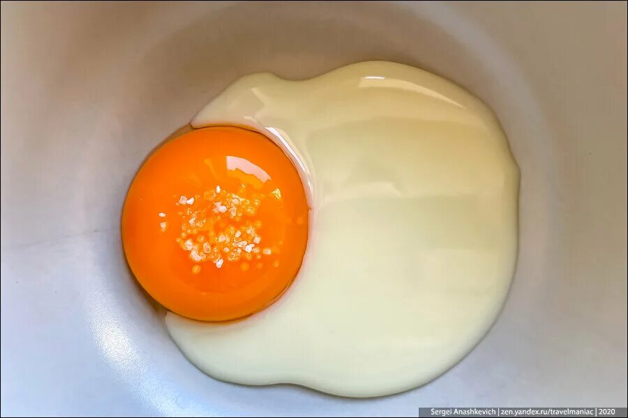 Почему белок мутный. Кофе с яичным желтком. Почему зеленое сырое яйцо сырое. Солонка под сырое яйцо. Человек яйца дзен.