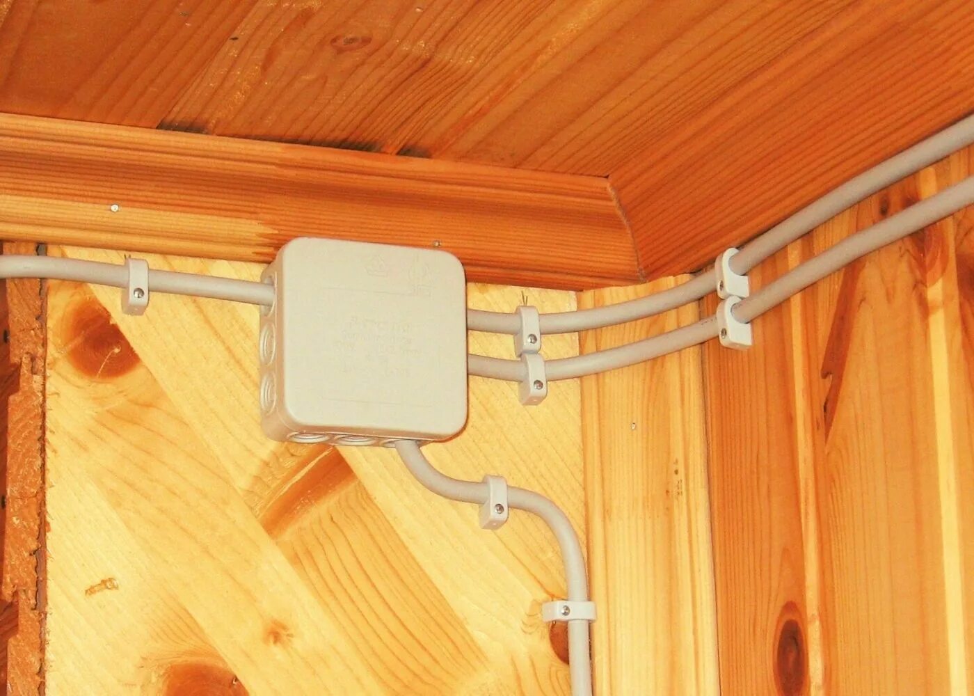 Термостойкий кабель канал для парилки. Электрика в деревянном доме. Короба для электропроводки в деревянном доме. Кабель для открытой проводки в деревянном доме.