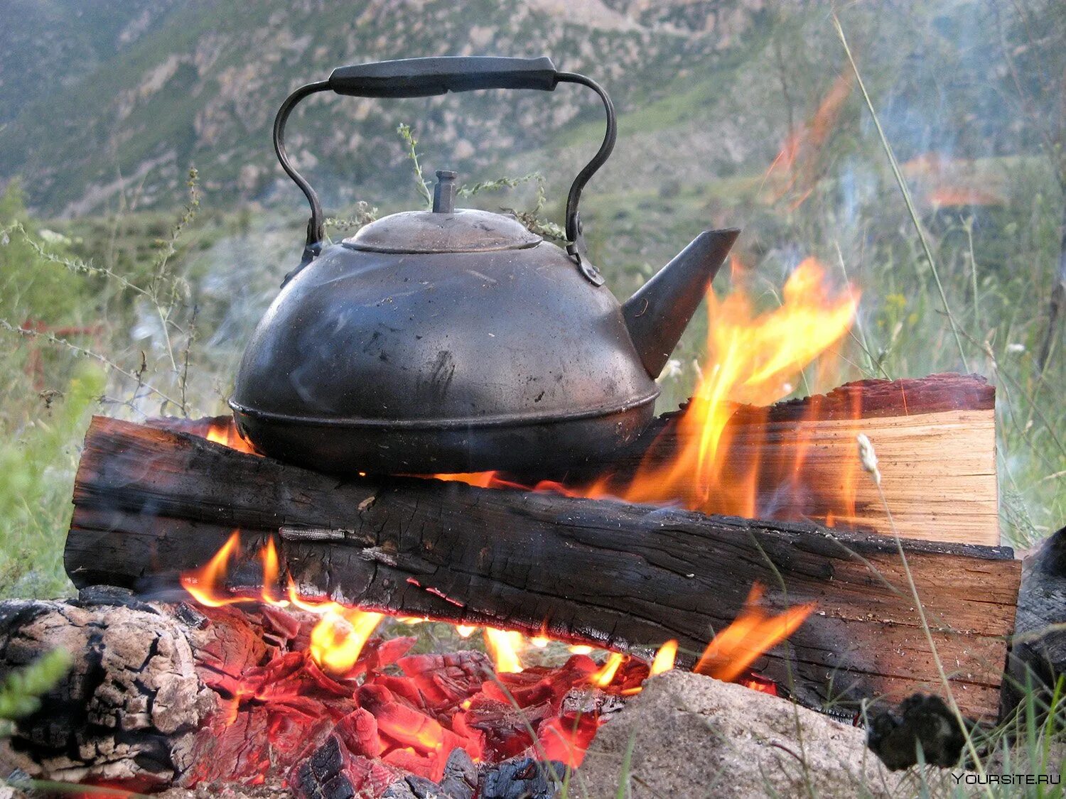 Кипение в горах. Чайник для костра. Котелок на огне. Чай в походе. Чайник на огне.