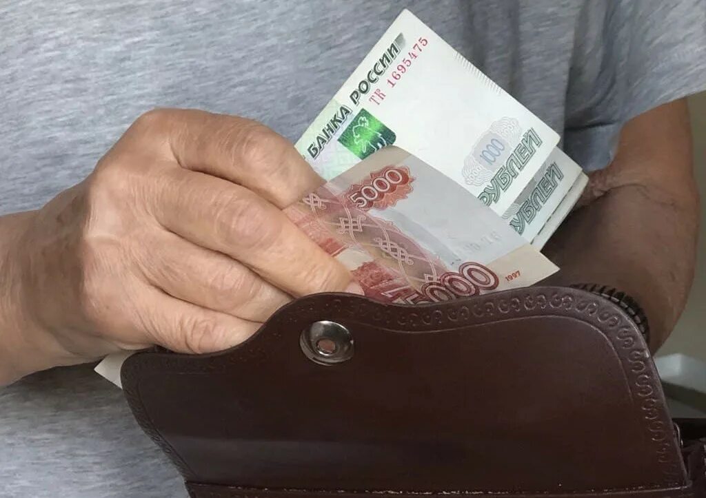 Поднимут ли социальные выплаты. Повышение пенсии. низкая зарплата. выплаты пенсионерам. выплаты старикам.