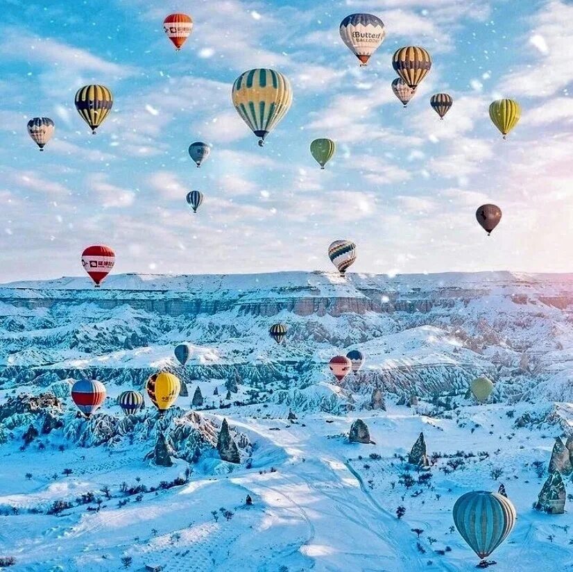 Воздушные шарики зимой. Каппадокия. Каппадокия Турция зима. Снежная Каппадокия. Каппадокия Турция воздушные шары.