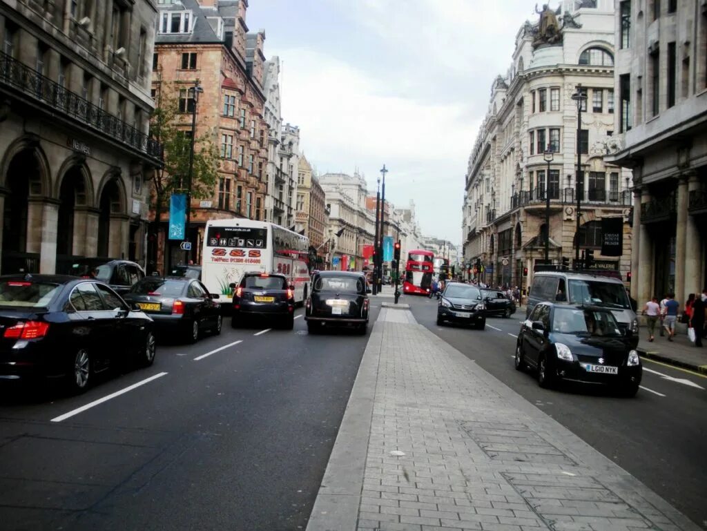 Известные улицы стран. Лондон улица Болтонс. Оксфорд-стрит в Лондоне. Улочки Лондона Риджент стрит. Лондон улица «Нарроу».