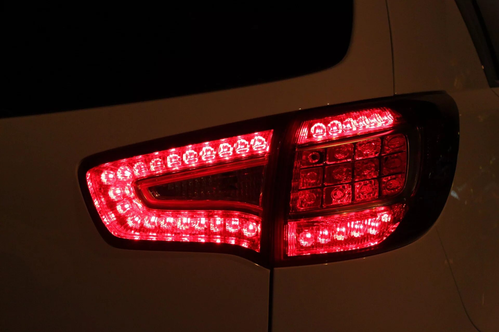 Диоды в задние. Задние фонари Ситроен с4 диодные. Rav4 2000 led задние фонари. Задние фонари кч450. Светодиоды в задние фонари Haval h6.