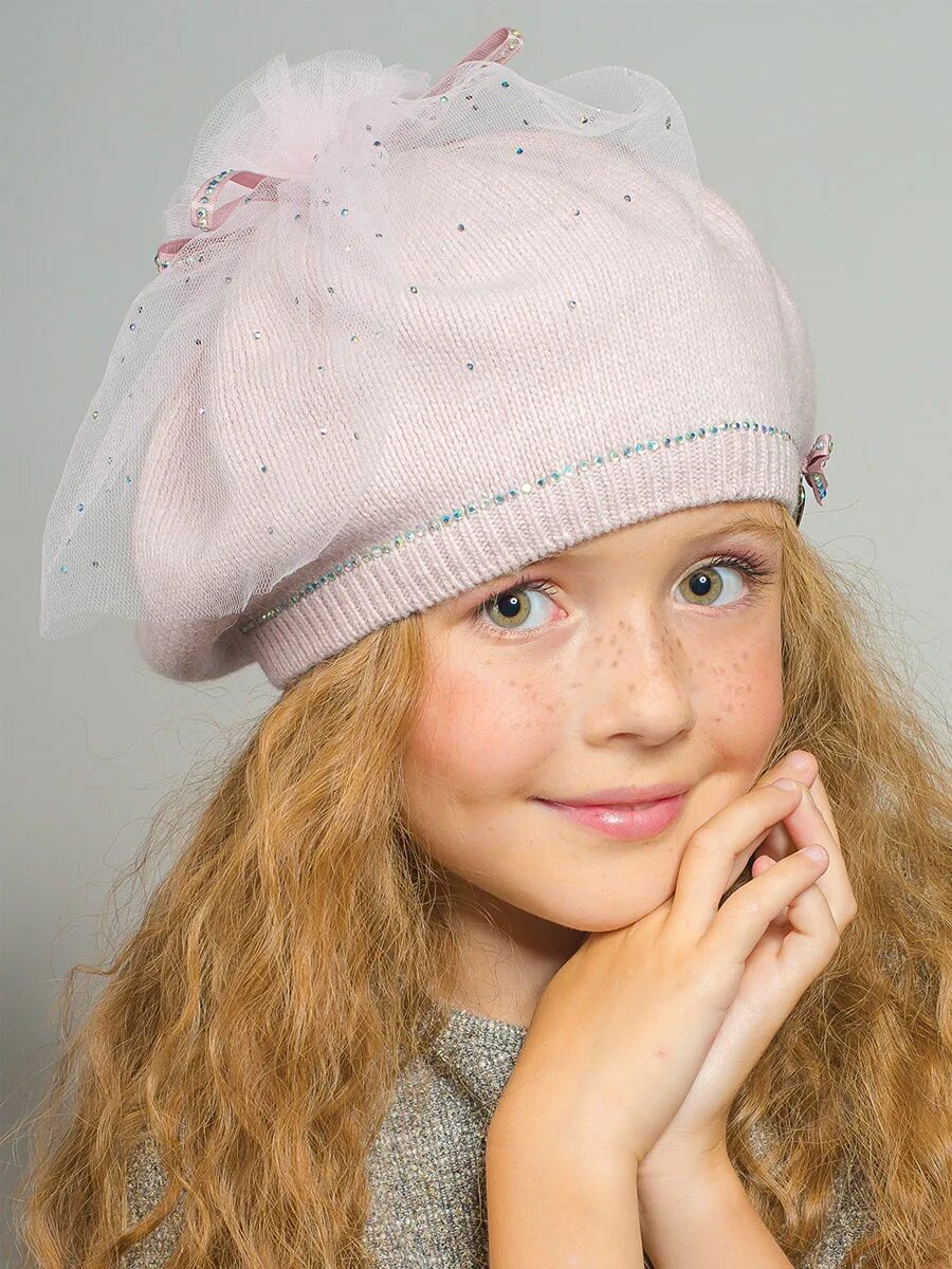 Беретка для девочки на весну. Головной берет для девочки. Девочка в шапочке. Детские вязаные беретки. Вязаная шапка для девочки 5 лет.
