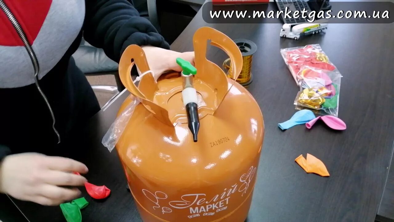 надуть фольгированный шар. надуваем гелием. баллон веселящего газа. редуктор conwin 81151. надувание шаров гелием.