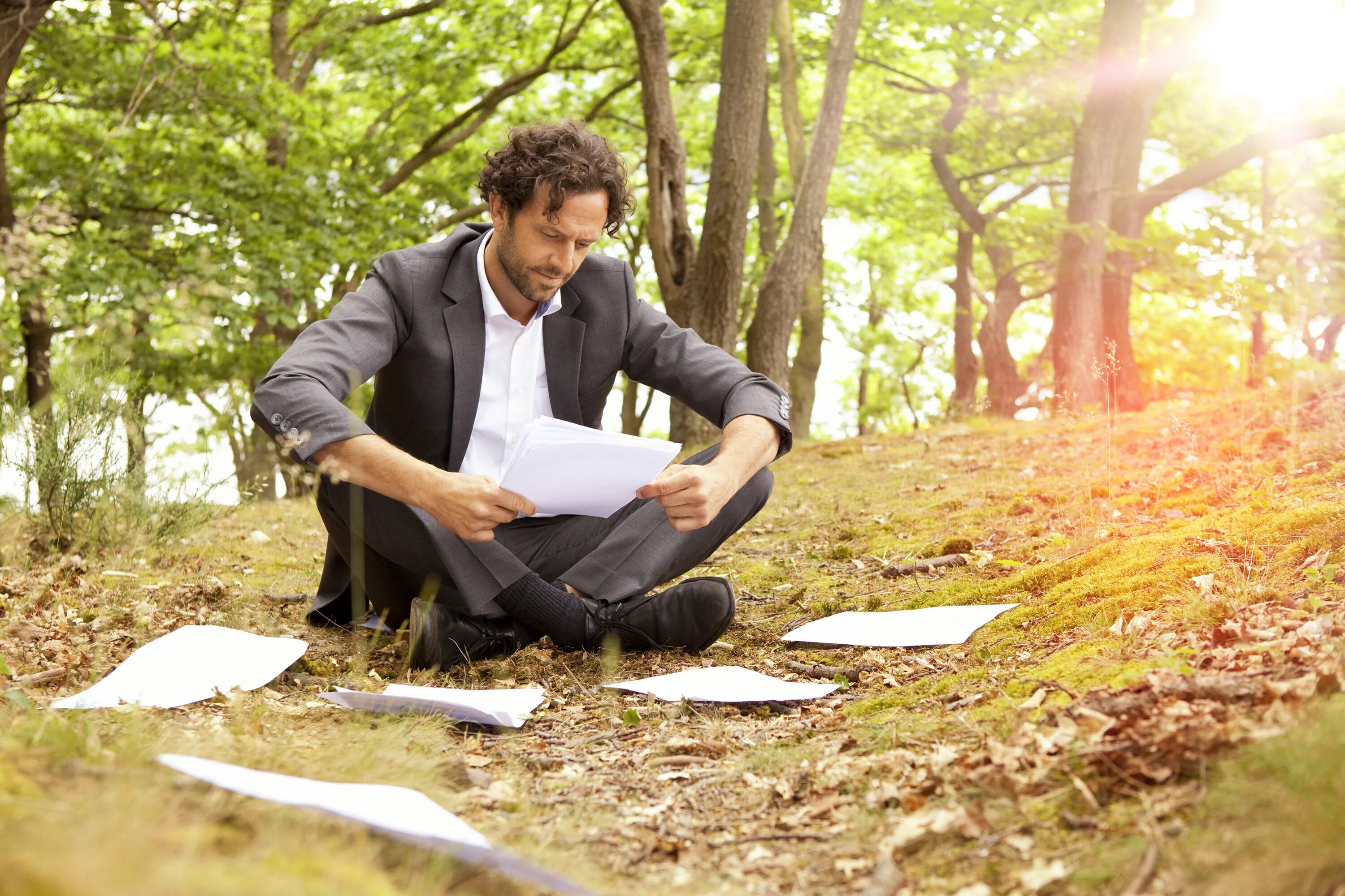 мужчина обнимает дерево. бизнесмен в лесу. тренинг на природе. свежий воздух в лесу. бизнесмен в лесу.