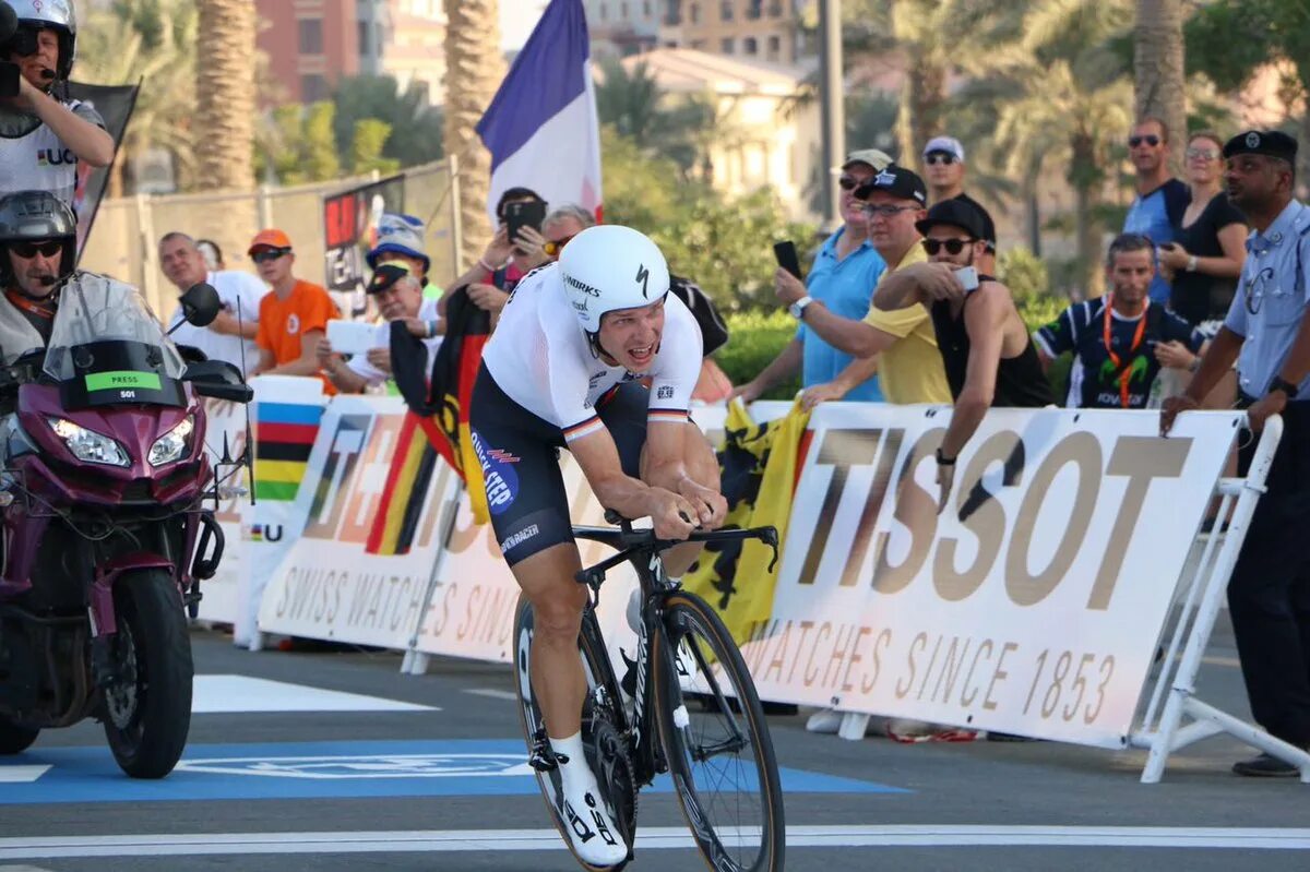 Разделка велогонка. Ветер снес рекламный на Джиро д Италия. Cycling World Championships UCI Road 2016.