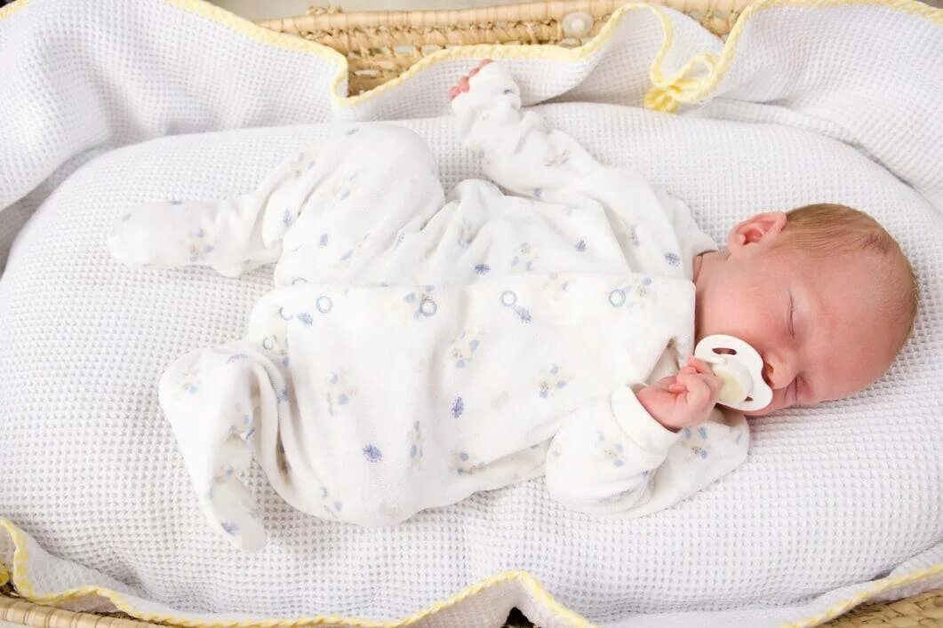 К чему снится новорожденный ребенок во сне. Малыши Новорожденные. Новорожденный ребенок. Кроватка для новорожденного. Ребенок в кроватке.