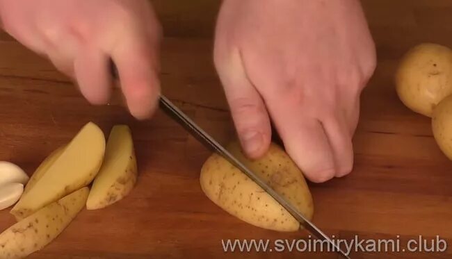 Картофель по-деревенски в духовке - рецепт с фото пошагово с чесноком и корочкой