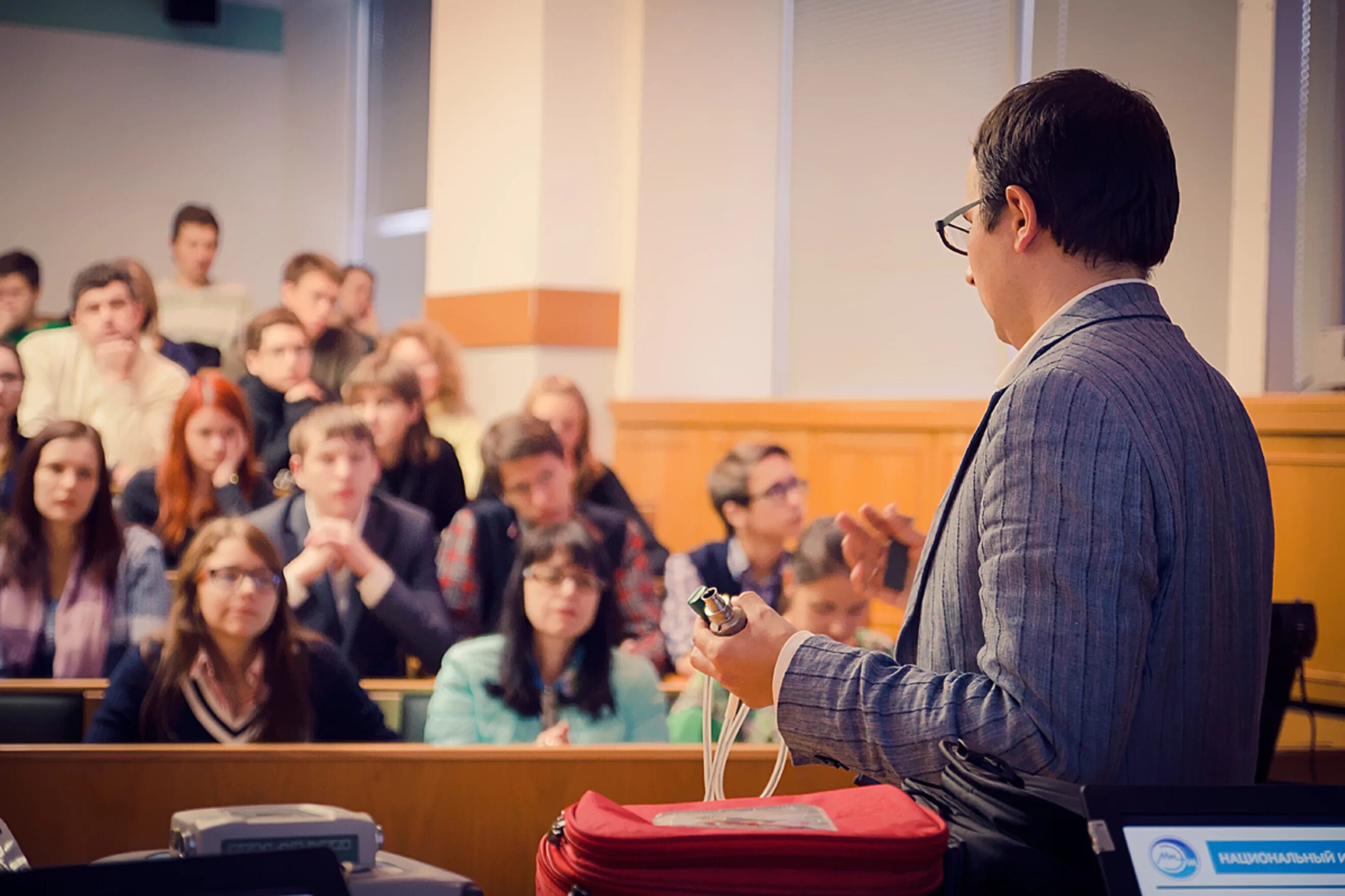 Гость преподаватели. Университетские субботы МИЭТ. Студенты в аудитории. Преподавание в вузе. Преподаватель вуза.