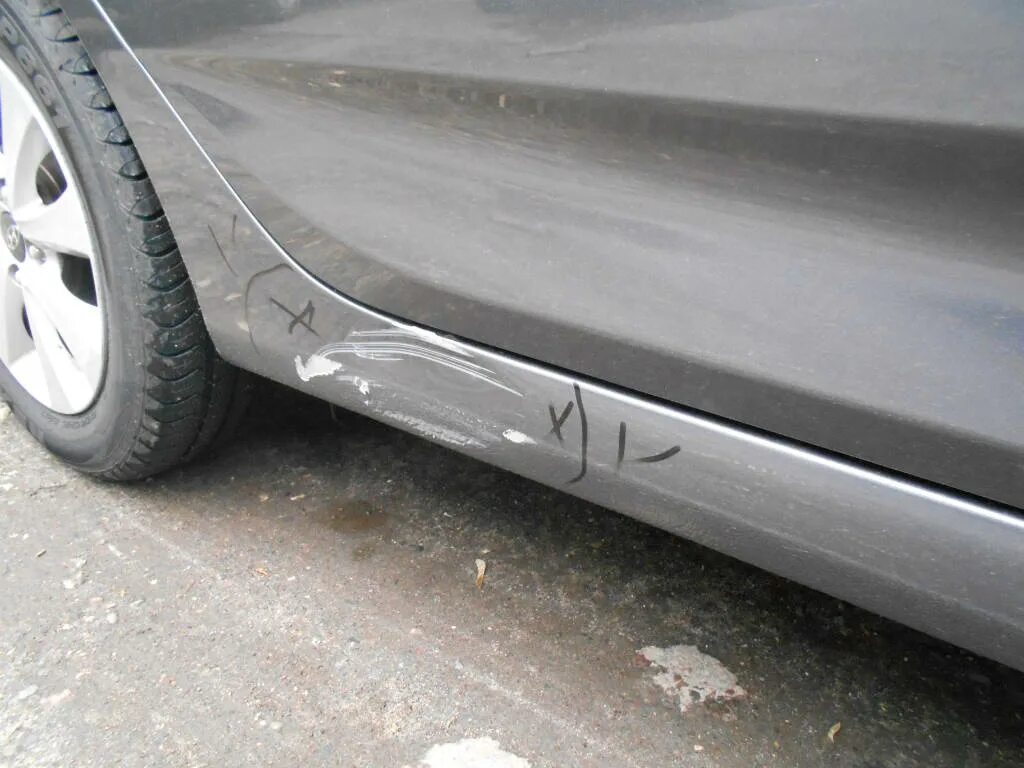 Ремонтный порог hyundai getz. Поцарапал порог. Пленка на пороги автомобиля. Поцарапал порог. Поцарапан порог в машине.