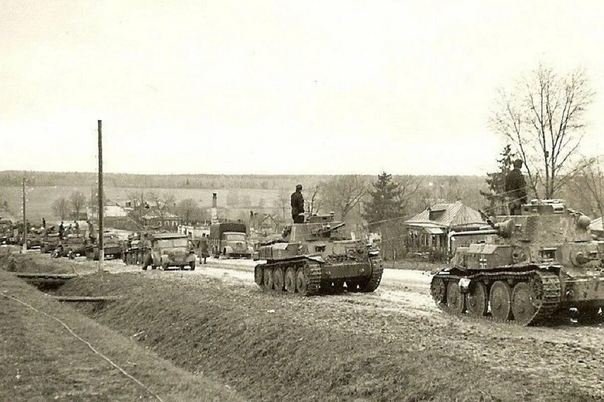 Немецкие танки 1941. Варшавское шоссе в 1941 году. Колонны танковые вермахта 1941. Юхнов Калужская область 1941 год. Юхнов в годы войны 1941-1945.