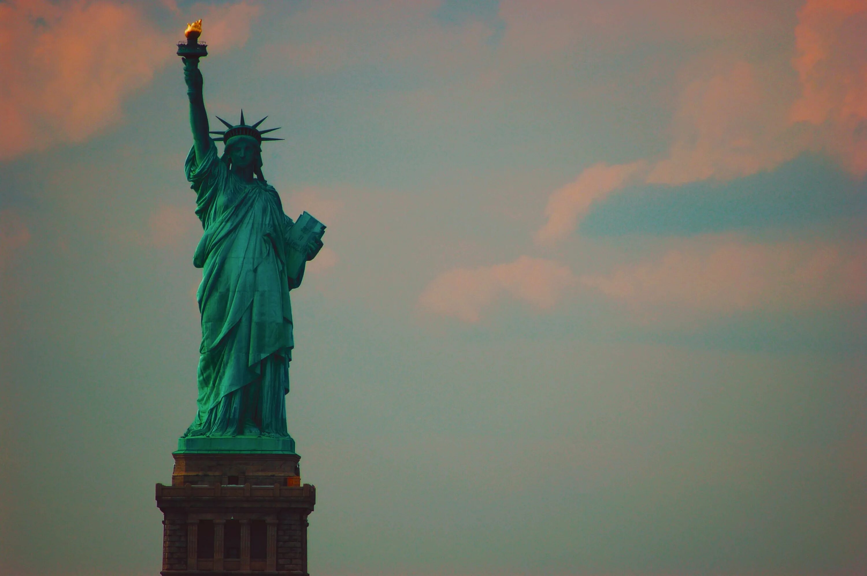 Статуя свободы (statue of liberty). Нью йорк памятник свобода. Статуя свободы, авторы эйфель, бартольди. Нью-йорк бстатуясвободы. Статуя свободы сша.