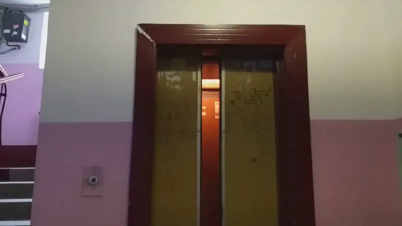 Старый лифт в многоэтажке. Лифт кмз 2000. Лифт этаж видео. Лифт этаж видео. Лифт кмз старый.