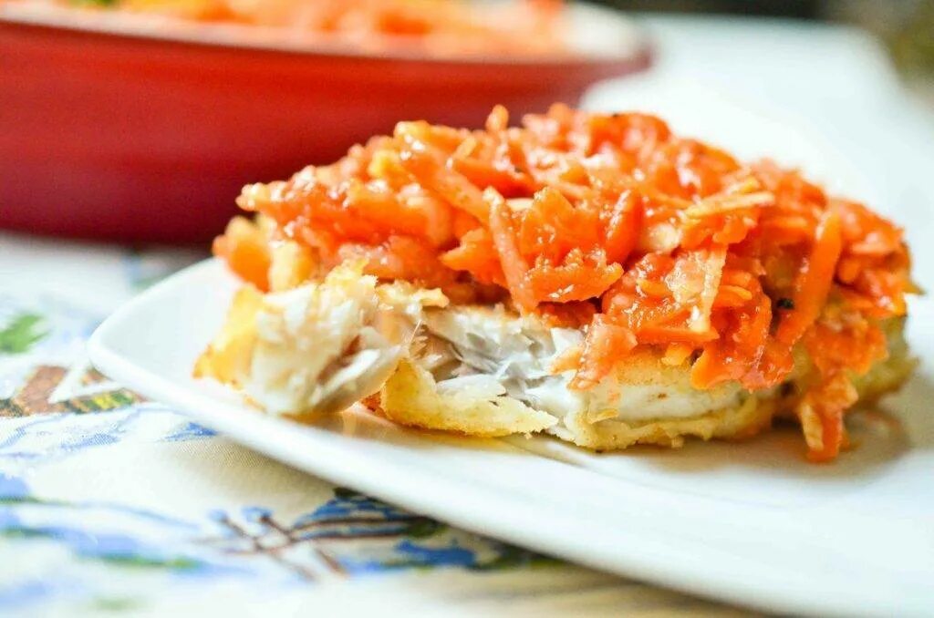 Треска с морковкой и луком. Минтай с морковью и луком. филе минтая под луком и морковью.