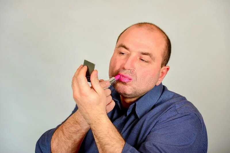 Мужик с накрашенными губами. Мужик с покрашенными губами. Накрашенные мужские губы. Мужчина красящий губы. Сьюки уотерхаус поцелуй.