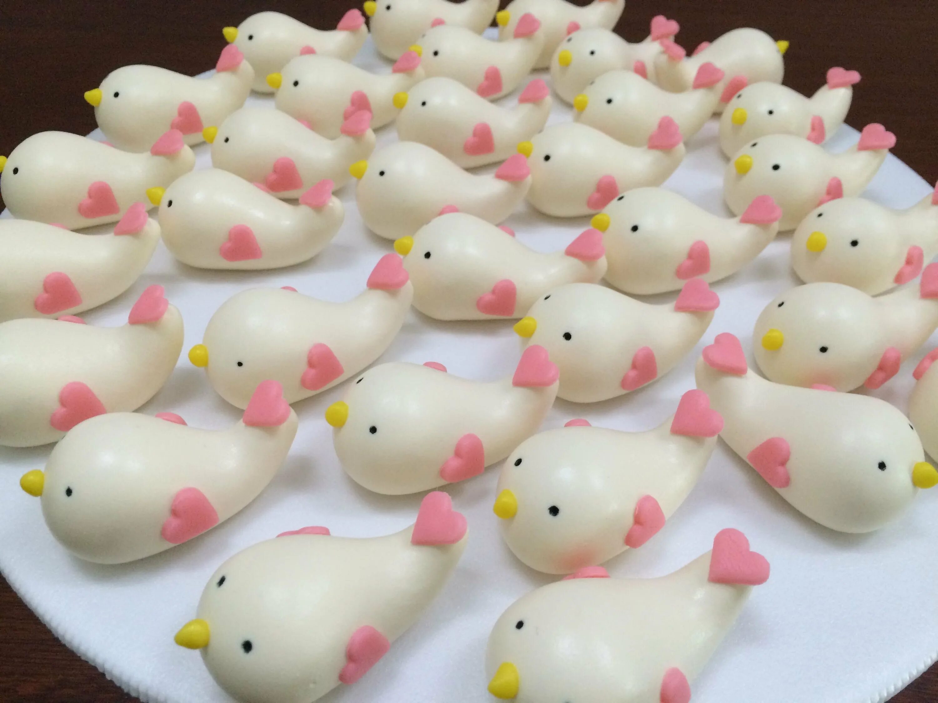 Цыплята из зефира. Птички из безе. фигурки из маршмеллоу. фигурки из зефира. фигурки из маршмеллоу на пасху.