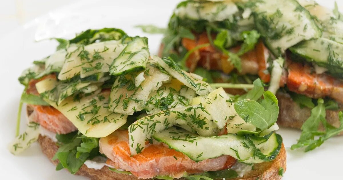 Лосось холодного копчения. Форель фаршированная шпинатом. Форель горячего копчения. Форель радужная фаршированная шпинатом. Форель клеопатра.