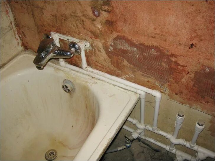 Как менять смеситель в ванной. Для монтажа смесителя эксцентр. Жесткая подводка grohe 45385000. Смеситель без эксцентриков на водорозетки. Эксцентрик крана ванной смонтированный кран.