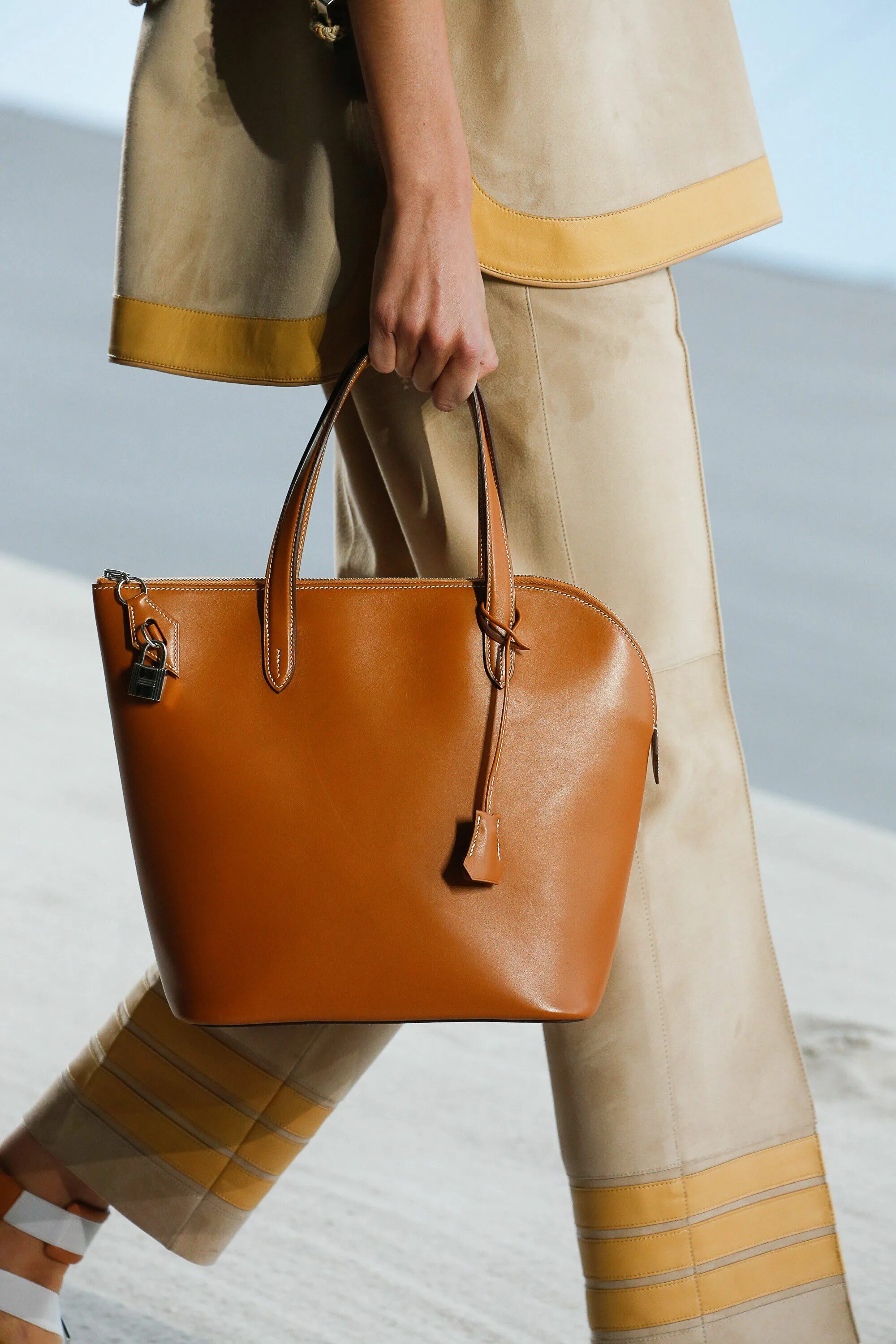 Hermes it. Сумка тоут Hermes. Hermes 2019 Bag. Сумка Хермес Париж. Сумка Hermes ready to Wear.